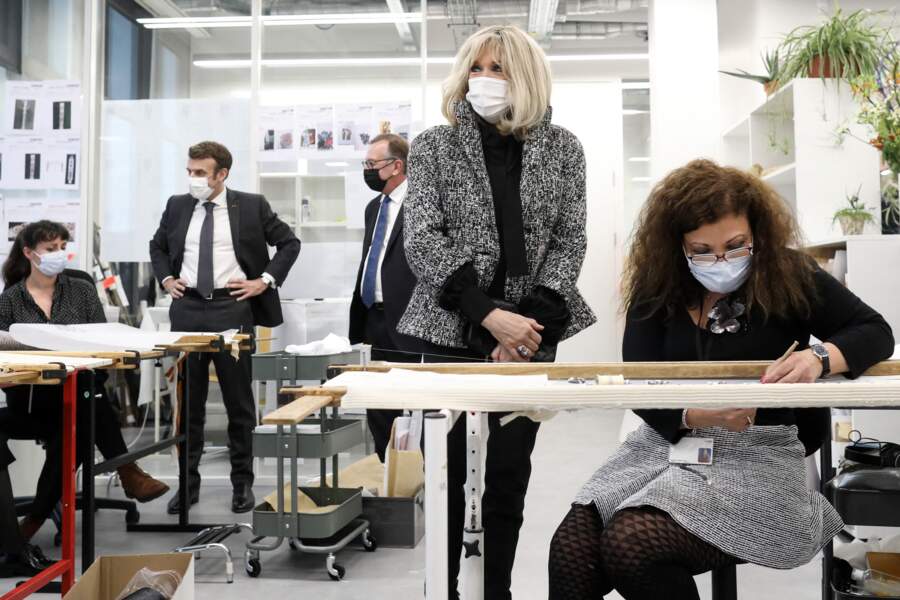Vêtue de l'intemporelle veste blazer en tweed, Brigitte Macron a fait une élégante apparition lors de sa visite des ateliers de la marque au double c, le jeudi 20 janvier 2022.