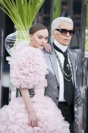 Lily-Rose Depp et Karl Lagerfeld au défilé de mode Haute-Couture Chanel en 2017. 