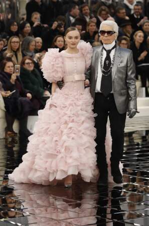À 17 ans, Lily-Rose Depp prête ses traits à Chanel et réalise son premier shooting mode avec Karl Lagerfeld. 