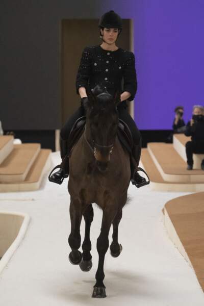 Charlotte Casiraghi joue les cavalière élégante lors du défilé Chanel Haute-Couture 2022, au Grand Palais Ephémère, le mardi 25 janvier 2022.