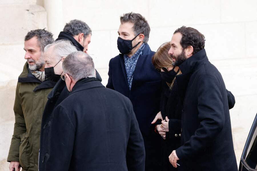Eric Lartigau auprès des parents du défunt, Serge et Christine Ulliel, arrivent aux obsèques de Gaspard Ulliel en l'église Saint-Eustache à Paris, le 27 janvier 2022.