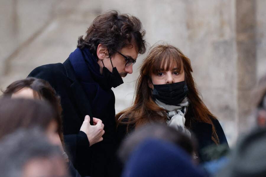 Hugo Gélin et son épouse Nina Rives arrivent aux obsèques de Gaspard Ulliel en l'église Saint-Eustache à Paris, le 27 janvier 2022.