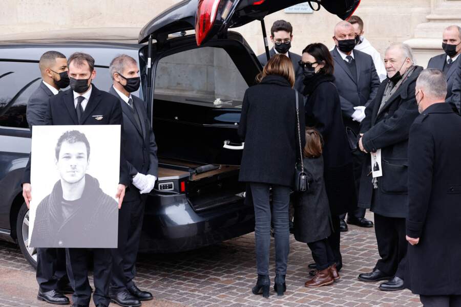 Le petit Orso se recueille une dernière fois devant le cercueil de son père Gaspard Ulliel, lors de ses obsèques à l'église Saint-Eustache à Paris, le jeudi 27 janvier 2022.