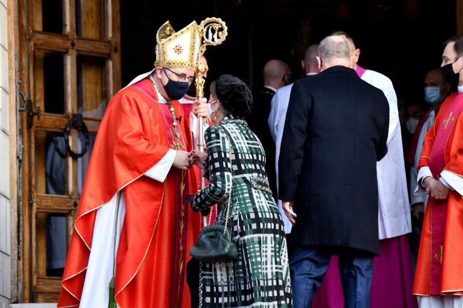 Sans son épouse Charlene, le prince Albert et la princesse Caroline de Hanovre se rendent à la messe à Monaco.