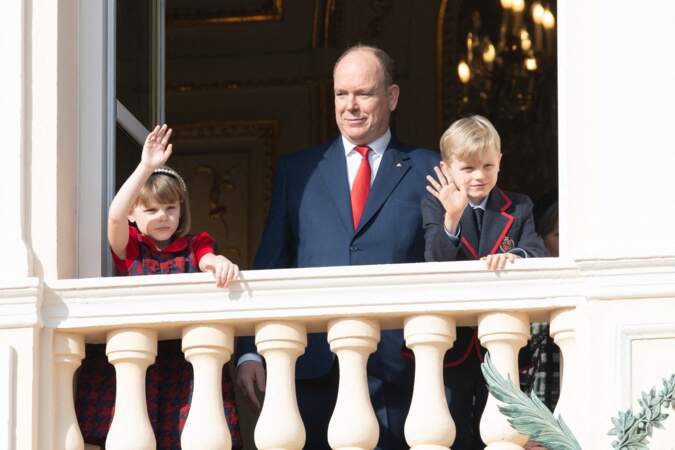 Accompagné de leur père le prince Albert, mais sans leur mère la princesse Charlene, Jacques et Gabriella saluent les Monégasques depuis le balcon du Palais durant les célébrations de la Sainte Dévote, le 27 janvier 2022. 