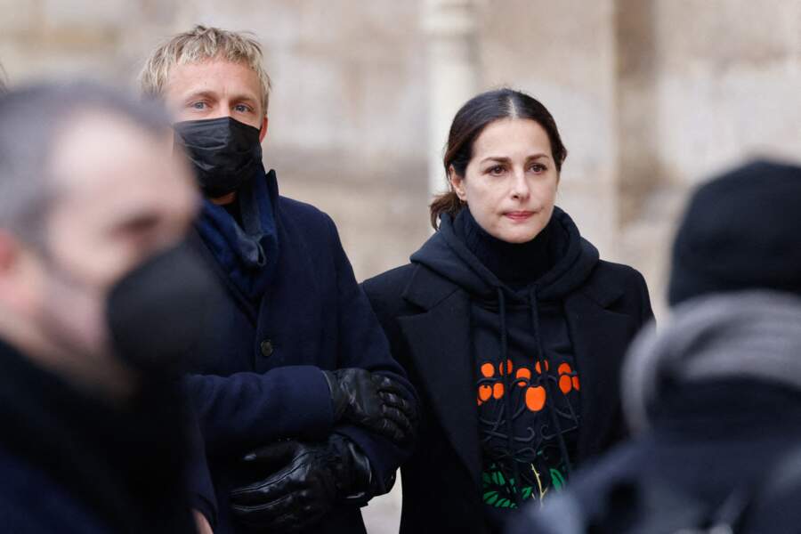 Jérémie Rénier et Amira Casar arrivent aux obsèques de Gaspard Ulliel en l'église Saint-Eustache à Paris, le 27 janvier 2022.