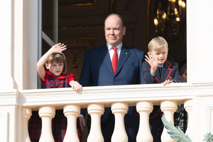 Illuminés par un beau soleil, le prince Albert II et ses deux enfants sur le balcon du Palais, mais sans la princesse Charlene, lors de les célébrations de la Sainte Dévote, Sainte patronne de Monaco.