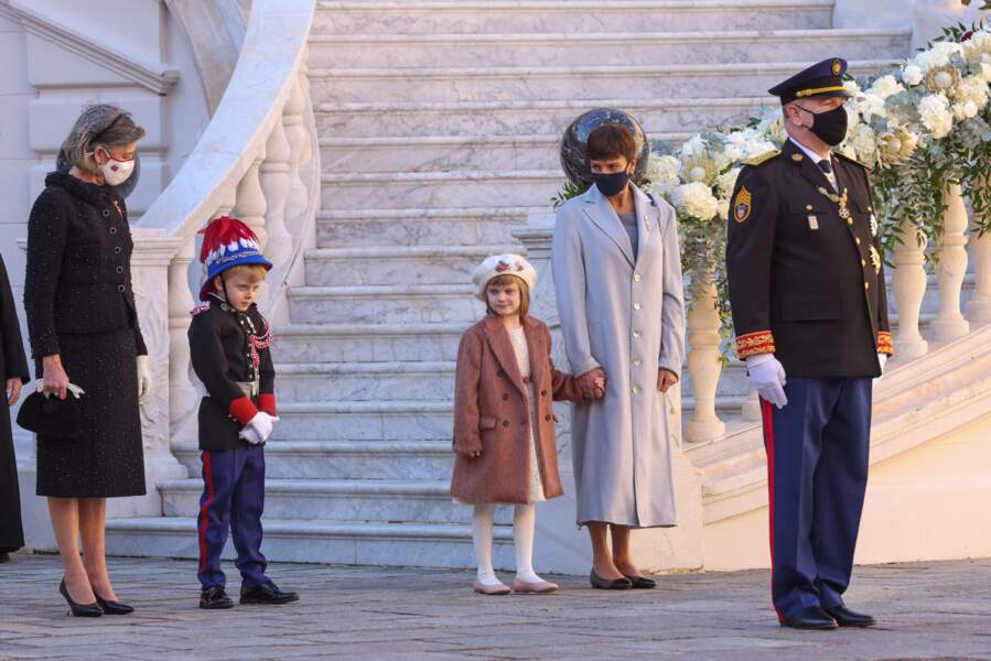 Caroline de Hanovre,  Albert II, Stéphanie de Monaco et les jumeaux Jacques et Gabriella, lors de la fête nationale de Monaco, le 19 novembre 2021.