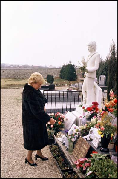 Mère de Claude François sur la tombe de son fils en 1983.