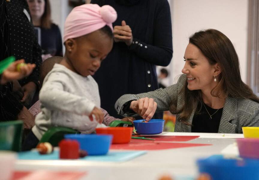 Kate Middleton et un look sobre pour rencontrer des familles et des enfants