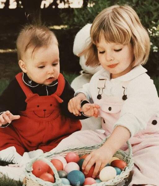 Emma Smet fêtant Pâques avec sa grande soeur Ilona dans leurs premières années