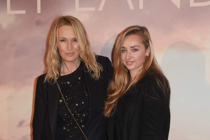 Estelle Lefébure avec sa fille Emma Smet à l'avant-première du film "Holy Lands" à Paris, le 4 décembre 2018