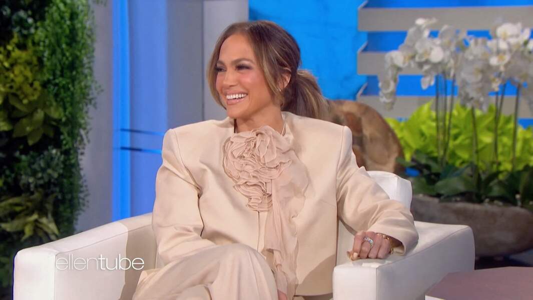 Jennifer Lopez aime aussi sublimer sa queue de cheval avec deux mèches qui encadrent son visage, le 9 février 2022.