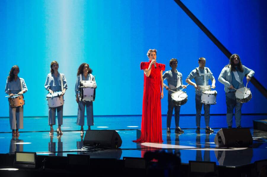 Camille en 2018 en robe imposante rouge