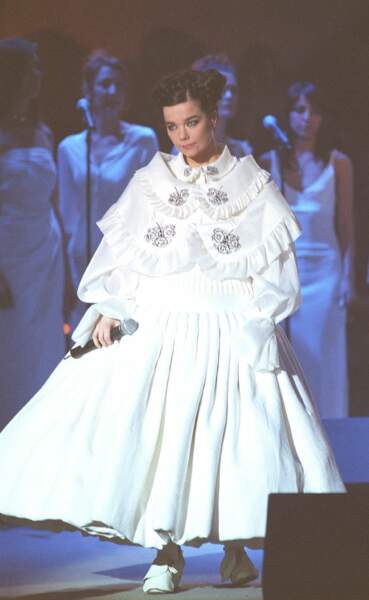 Bjork et sa robe blanche évasée en 2002
