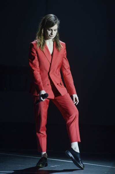 Christine and the Queens en 2015 avec un costume rouge et des mocassins