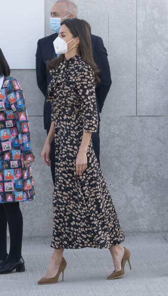 Pour accessoiriser sa robe, la reine portait des escarpins en daim camel. Une tenue élégante pour visiter le centre de protonthérapie de Quirónsalud à Madrid, le 11 février 2022.

