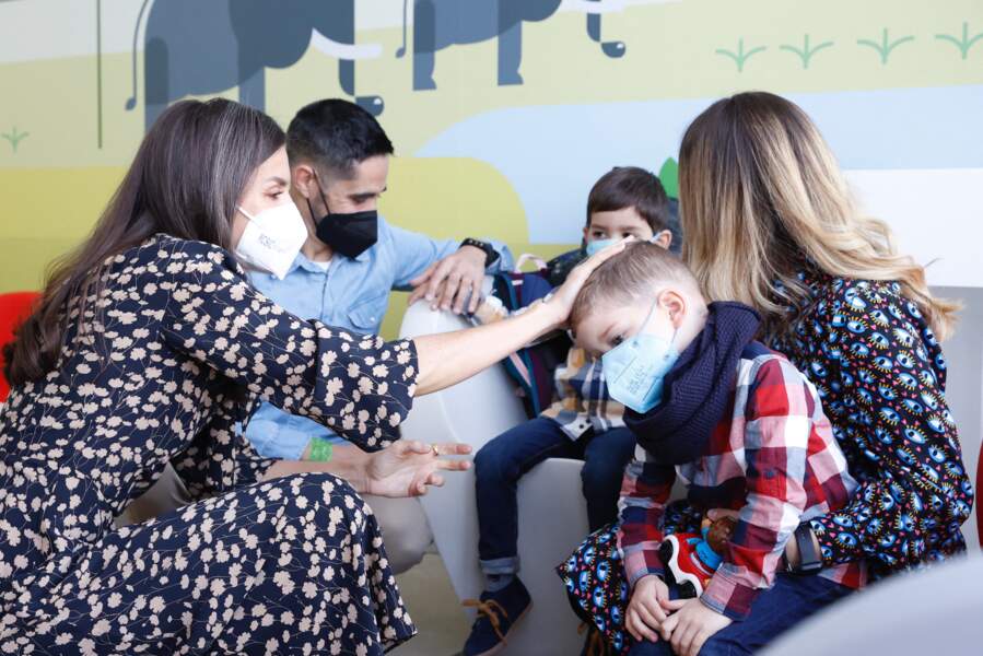 Elle-même mère de deux filles, la reine d'Espagne a profité de sa visite pour interagir avec les enfants présents au centre de protonthérapie de Quirónsalud à Madrid, le 11 février 2022. 
