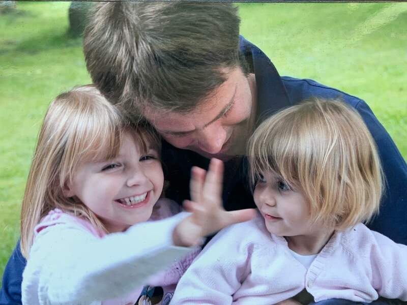 Emmanuel-Philibert de Savoie pose avec ses deux petites filles 