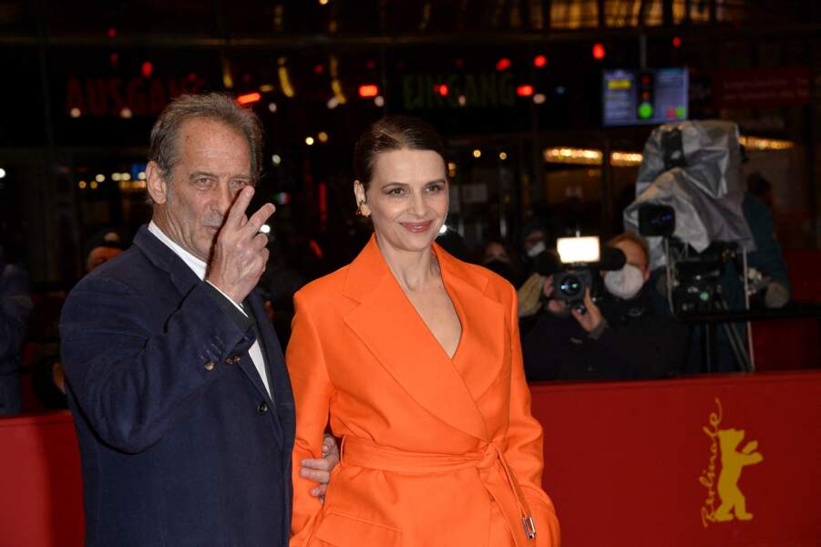 Vincent Lindon amuse la galerie alors qu'il prend la pose sur le tapis rouge du film "Avec amour et acharnement" lors de la 72ème édition du festival international du film de Berlin le 12 février 2022.
