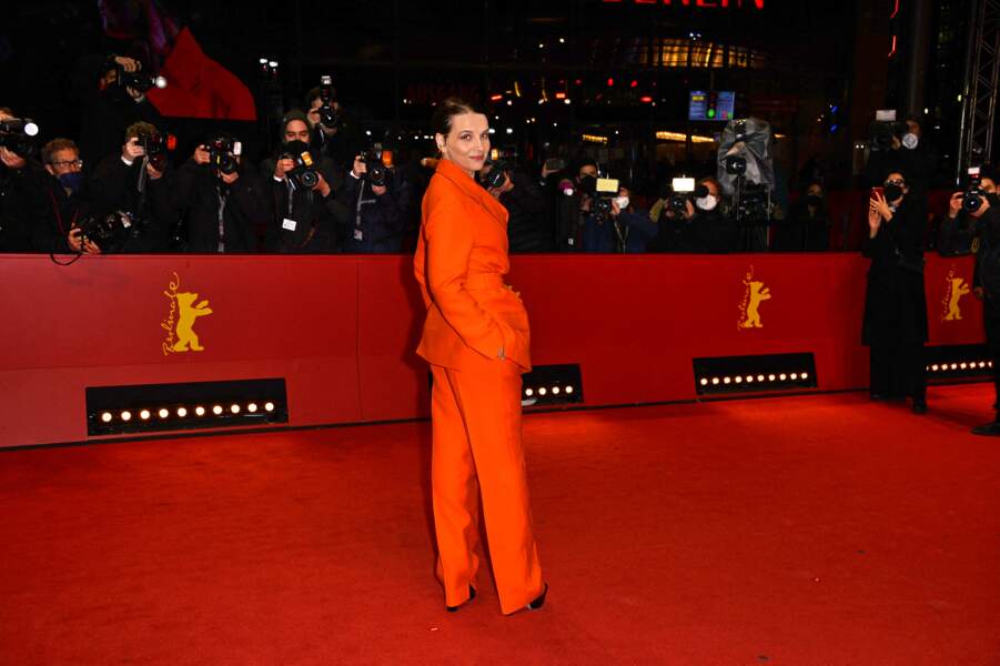 Juliette Binoche a enchaîné les poses devant les photographes présents à la première du film "Avec amour et acharnement" lors de la 72ème édition du festival international du film de Berlin le 12 février 2022.