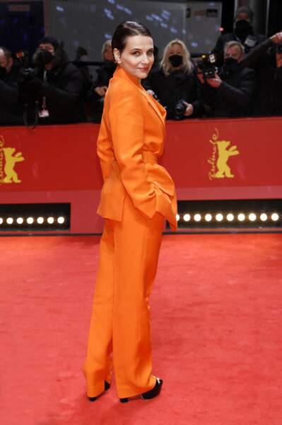 Très en beauté, Juliette Binoche portait un costume orange vif signé Valentino Haute Couture. Elle assiste ici à la première du film "Avec amour et acharnement" lors de la 72ème édition du festival international du film de Berlin le 12 février 2022.