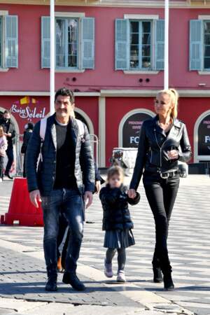 Adriana Karembeu arrive au Carnaval de Nice en compagnie de son mari Aram Ohanian et de leur fille Nina. 