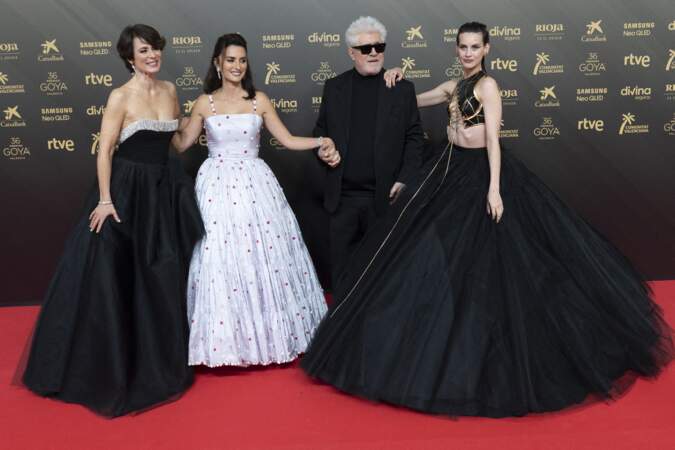 Aitana Sanchez Gijon, Penelope Cruz, Milena Smit en robe de bal entourent Pedro Almodovar