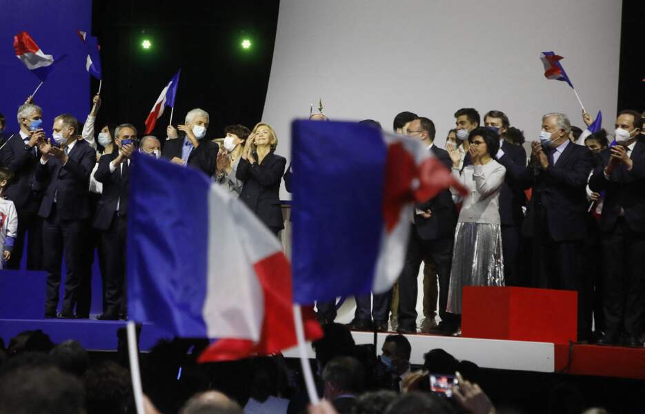 Élus et cadres du parti Les Républicains sur la scène du Zénith de Paris, lors du meeting de Valérie Pécresse, candidate LR à l'élection présidentielle 2022, le 13 février 2022.