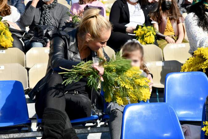 Adriana Karembeu avec sa fille dans les gradins de la première bataille de fleurs du Carnaval de Nice. 