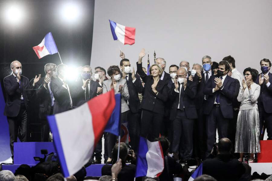 La candidate à l'élection présidentielle, entourée des membres de son parti politique, lors de son meeting au Zénith de Paris, le 13 février 2022. 