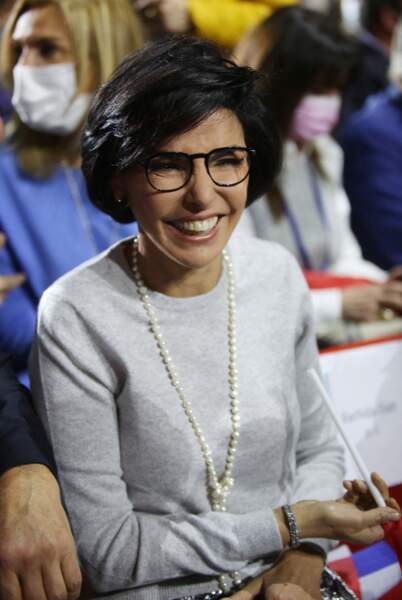 Pour assister au meeting de Valérie Pécresse, ce 13 février 2022, l'ancienne ministre avait opté pour un pull gris clair et un collier de perles. 