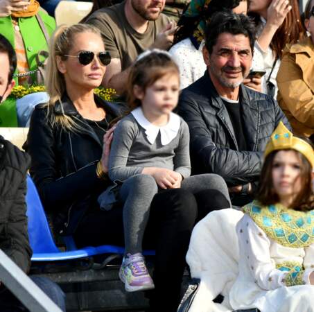 Nina entourée de ses parents, au Carnaval de Nice. 