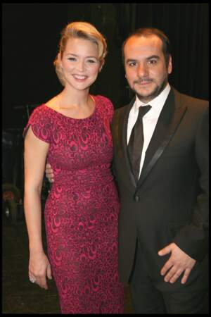 Virginie Efira en robe midi et escarpins avec Vincent Elbaz lors des César 2010.