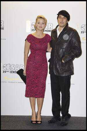 Virginie Efira en robe midi et escarpins avec Vincent Elbaz lors des César 2010
