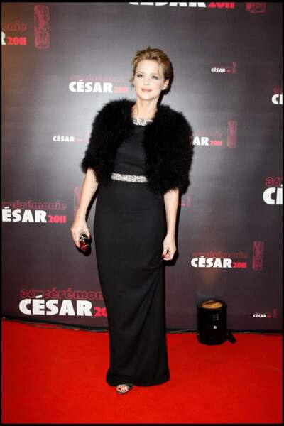Virginie Efirra en robe longue noire et fourreau chic lors des César 2011