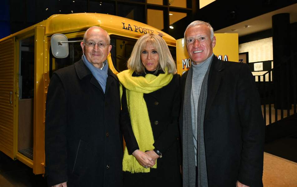 Philippe Wahl, Brigitte Macron,  et Didier Deschamps en manteau noir et écharpe jaune pour l'opération pièces jaunes, le 12 janvier 2022