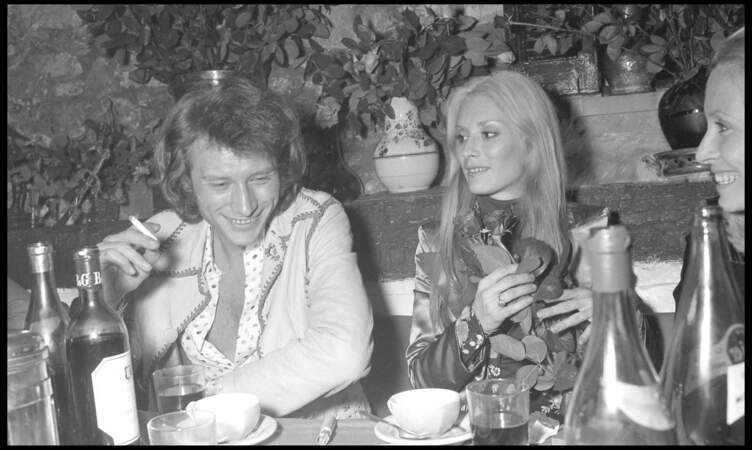 Johnny Hallyday complice avec Nanette Workman lors du festival à Cannes en 1972