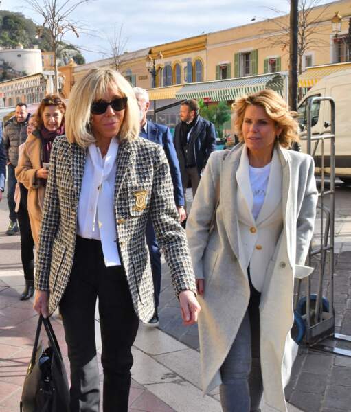 Brigitte Macron en veste de blazer et blouse col lavallière avec Laura Tenoudji Estrosi, le 4 février 2022.