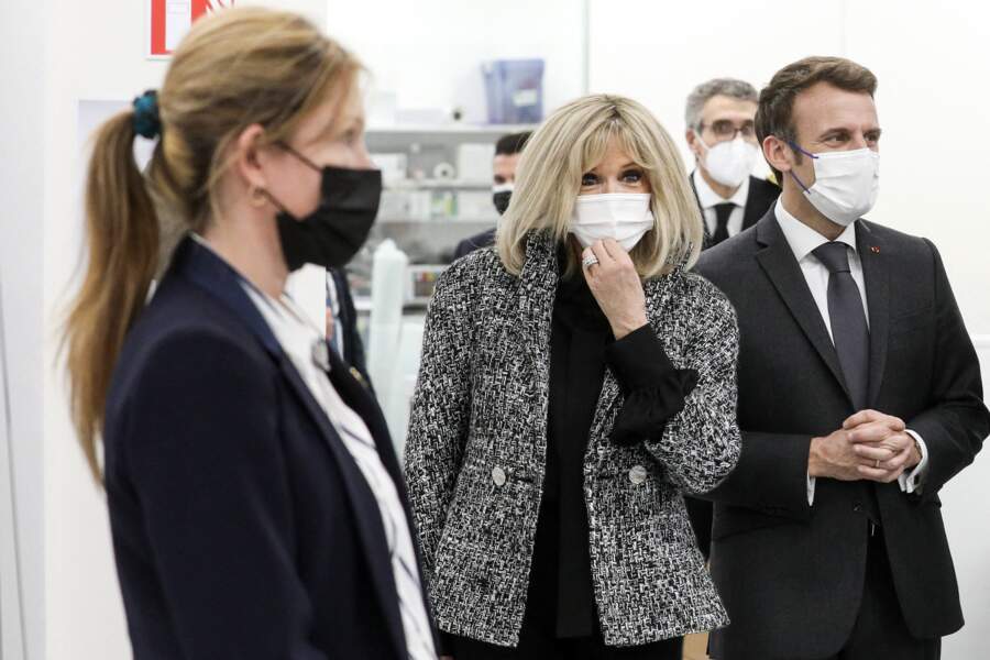 Brigitte Macron dans un style très chic et sobre dans les ateliers de la maison Chanel, le 20 janvier 2022.