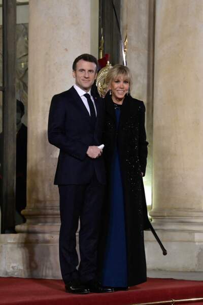 Brigitte Macron en robe longue de soirée pour un dîner officiel à l'Elysée, le 11 février 2022.
