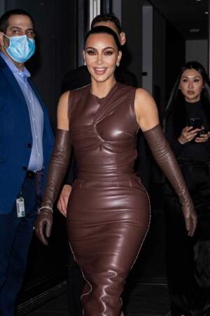 Kim Kardashian, complexée par l'implantation difforme de ses cheveux a préféré la refaire au laser