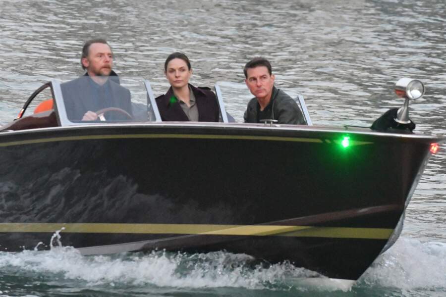 Tom Cruise, Rebecca Ferguson et Simon Pegg tournent une scène de Mission Impossible 7 sur un bateau à Venise le 12 novembre 2020.
