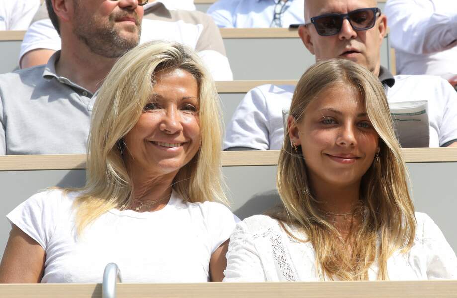 Natty Belmondo et sa fille Stella Belmondo dans les tribunes lors des internationaux de tennis de Roland Garros à Paris, le 3 juin 2019