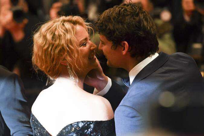 Virginie Efira folle de Niels Schneider depuis le début de leur relation, au tapis rouge du Festival de Cannes, en mai 2019