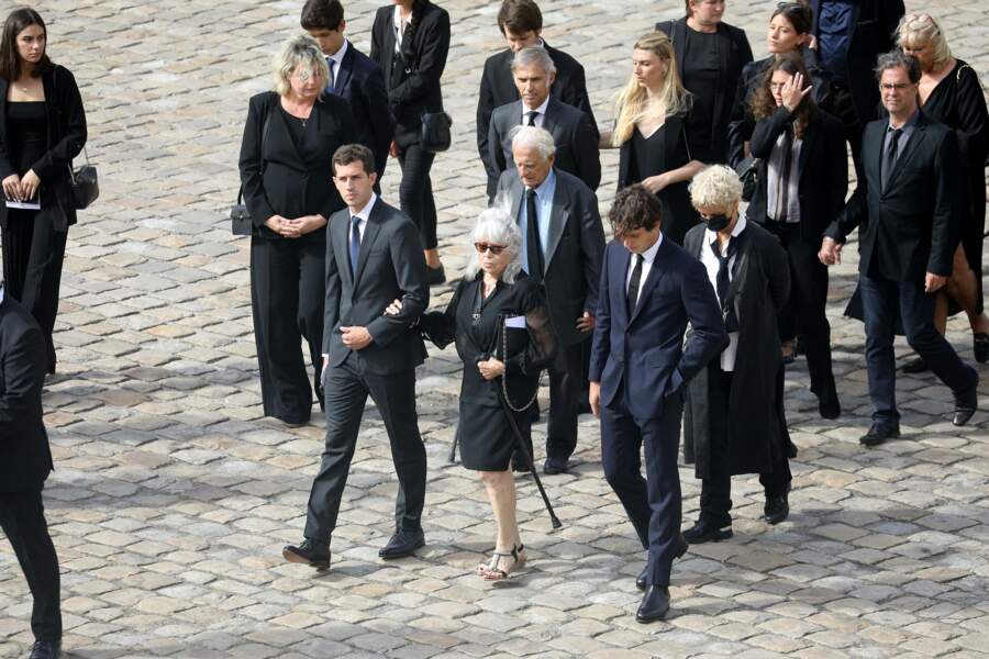 La première femme de Jean-Paul Belmondo, Élodie Constantin, avec les fils de Paul Belmondo lors de la cérémonie d'hommage national à Jean-Paul Belmondo à l'Hôtel des Invalides à Paris, le 9 septembre 2021