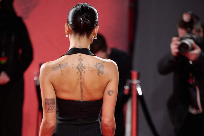 Zoe Kravitz laisse entrevoir sa peau lisse et ses nombreux tatouages symboliques