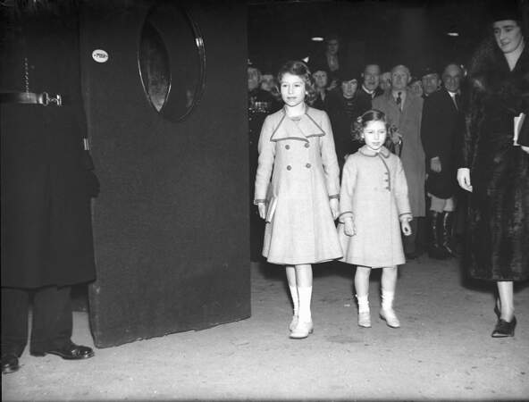 Elizabeth II et sa soeur Margaret, à leur arrivée dans un théâtre, en 1940.