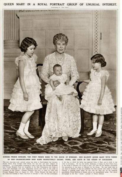 La reine Mary, grand-mère d'Elizabeth II, pose aux côtés de ses trois petits-enfants, Elizabeth II, Margaret et Edward, le fils du duc de Kent, en 1936.