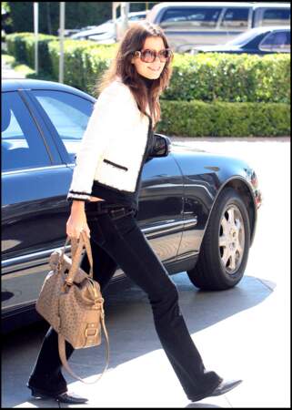Katie Holmes, veste courte, jean sage, pour une sortie shopping en 2006